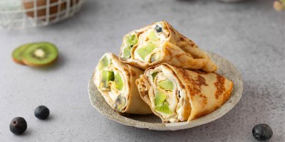 Recept na palačinkové rolky se smetanovým sýrem, kiwi a borůvkami