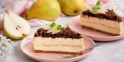 Tenhle krémový cheesecake s hruškami a čokoládovou drobenkou budete dělat celé léto. Je krémový, lehký a návykový