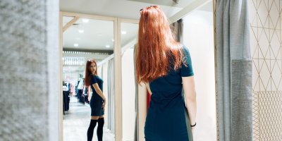„Polonahé ženy pobíhající po obchodě i špinavé kabinky.“ To je jen začátek. Prodavačka popsala zákulisí módních řetězců