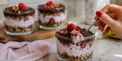 Fitness trenérka mi ukázala tenhle vrstvený čoko dezert do skleničky. Od té doby ho dělám pořád dokola