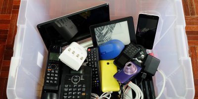 Máte doma starý mobil v šuplíku? Každý měsíc ztrácí cenu. Porovnali jsme, kde ho vykoupí nejvýhodněji
