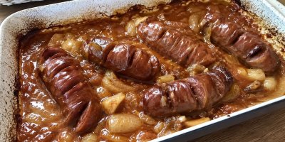 Stačí cibule, pivo a kvalitní špekáčky. Vyzkoušeli jsme recept na buřty na pivu, po kterém zůstal prázdný pekáč