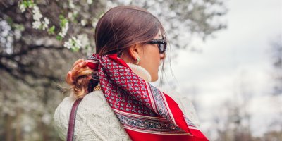 Jeden šátek, pět způsobů nošení. Stylistka ukazuje, jak z obyčejného outfitu udělat elegantní look