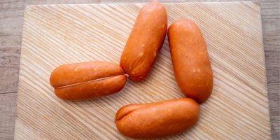 Redakční test špekáčků ze supermarketu: Vítěz měl 80 % masa, poslední místo zachraňovala jen cena