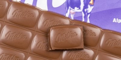Milka zmenšila čokoládu, zákazníci si toho všimli. Teď zasáhl i německý soud a zákazníci si všímají i dalších značek