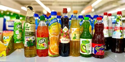 Srovnali jsme sirupy ze supermarketů: Stojí od 30 do 150 Kč za litr, některé viděly ovoce jen z rychlíku
