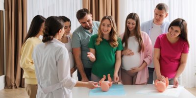 Předporodní kurzy stojí i několik tisíc korun. Budoucím rodičům ale mohou usnadnit porod i první týdny s miminkem