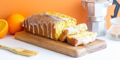 Recept na jednoduchý pomerančový chlebíček se svěží polevou: Vláčný dezert ke kávě
