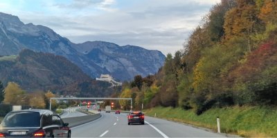 Češi vyrážejí autem k moři. Rakousko zpřísňuje pravidla a některé pokuty mohou být velmi nepříjemné