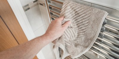 Kam věšet mokré ručníky v koupelně? Háček v koupelně patří mezi nejhorší místa