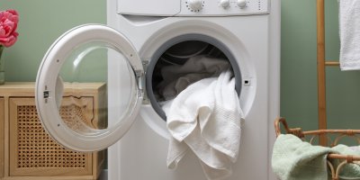 Hotelový trik na bílé prádlo z internetu: Lidé dávají do pračky tekutý písek i čističe do koupelny