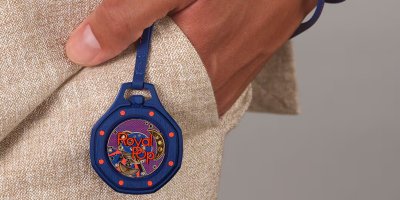 Hodinky za 10 tisíc spustily davové šílenství. Lidé kvůli Swatch x AP spali před obchody i několik dní