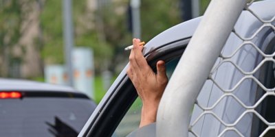 Řecko přitvrzuje, za jednu cigaretu na dovolené hrozí až 30 tisíc pokuta a odebrání řidičáku