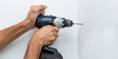 Stačí na vrtání do cihly AKU vrtačka, nebo je lepší kabel? Odborník radí, podle čeho vybírat