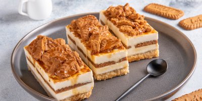 Lotuskový cheesecake bez pečení: Krémový dort se sušenkovým korpusem a karamelovou polevou