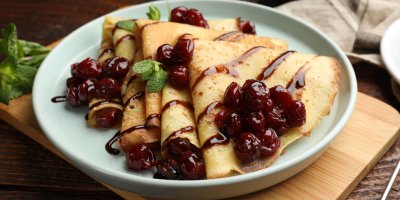 Jakmile se objeví první třešně, dělám tyhle palačinky. Horké ovoce s kapkou rumu