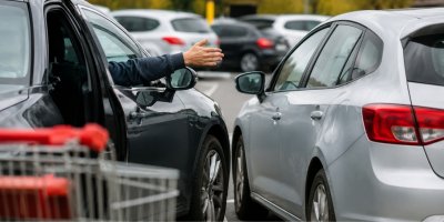 Hádka o parkovací místo před obchodem skončila ostrou scénou. Podle odborníka lidé ztrácejí trpělivost čím dál častěji