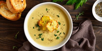 Recept na krémovou sýrovou polévku z květáku: Jemná chuť, křupavý vršek a minimum surovin