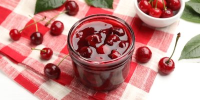Třešně v medovém sirupu s rumem: Letní recept pro dospělé, který vytáhnete na každé grilování