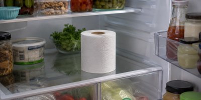 Lidé dávají do lednice roli toaletního papíru. Virální trik ze sítí má prý vyřešit problém mnoha domácností