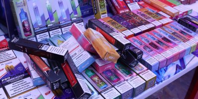 Sladké e-cigarety s příchutěmi v Česku končí. Od července už marshmallow ani colu legálně nekoupíte