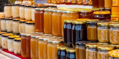 Kupujete med v supermarketu? Včelař varuje před cukrovými sirupy i podezřele tekutým medem