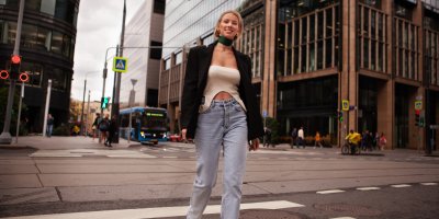 Granny jeans jsou hitem roku 2026: Džíny jako od babičky sází na pohodlí a vysoký pas