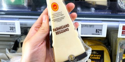 Parmezán za 57 i za 125 Kč. Prošli jsme supermarkety a zjistili, kde je nejlevnější