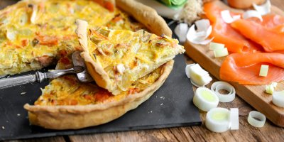 Rozválejte těsto, přidejte lososa s pórkem a upečte koláč, který voní po celé kuchyni