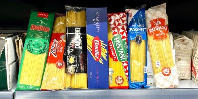 Špagety v supermarketech pořídíte za 24 Kč i 156 Kč za kilo. Prošli jsme regály a rozdíly jsou obrovské v ceně i chuti