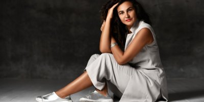 Žena v elegantních capri kalhotách a dlouhé vestě