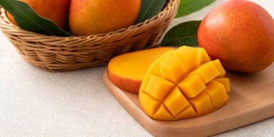 Nakrájené a celé mango