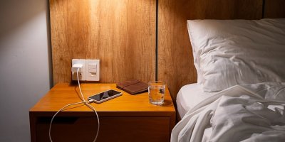 Digitální půst: Telefon nechte přes noc mimo ložnici. Terapeut vysvětluje, proč nám i ztlumený mobil ruší klid