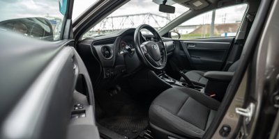 Jak rychle vychladit auto? Internet radí otevřít okénko a několikrát zabouchnout dveře. Technik vysvětluje virální trik