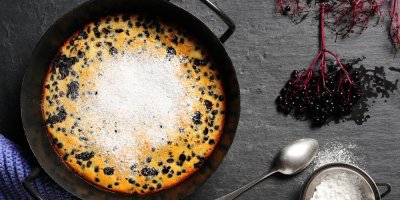 Piškotový koláč s bezinkami připomíná bublaninu. Venkovský recept využije ovoce, které často míjíme