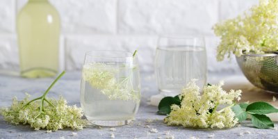 Domácí bezový sirup s medem: Voňavý základ pro limonádu, který chutná jako začátek léta