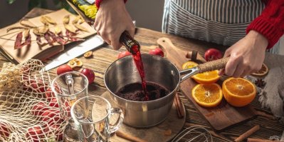 V hrnci se připravuje svařené víno s ovocem a kořením