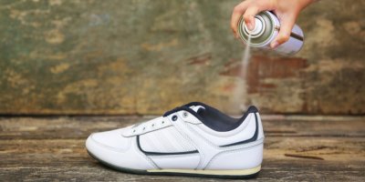 Redakční test sprejů do bot: Dezinfekce si se zápachem poradila nejlépe, levný deodorant z Actionu zaujal účinkem