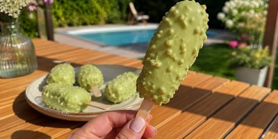 Recept na matcha banánové nanuky v bílé čokoládě. Křupavý letní dezert bez zmrzlinovače