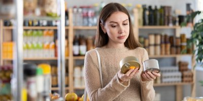 Varování: Supermarkety stahují párky, potravináři varují před ošizenými masovými konzervami