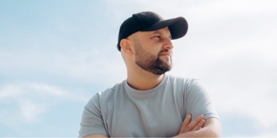 Kšiltovky 2026: Návrat truckerek i retro snapbacků. Trendy, které budou vidět celé léto