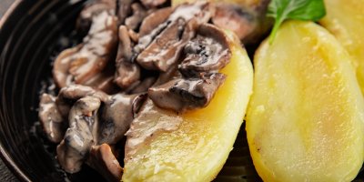 Recept na brambory se žampiony a lehkou smetanovou omáčkou. Levný, jednoduchý a chutný oběd pro celou rodinu