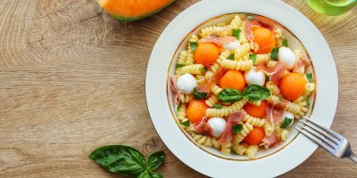Těstovinový salát s melounem a prosciuttem: Lehký letní recept inspirovaný Itálií