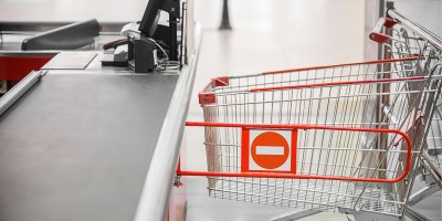 „S plným košíkem jsem nenašel otevřenou pokladnu,“ Zákazník odmítl samoobslužnou kasu a z obchodu odešel bez zaplacení
