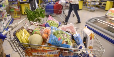 Samoobslužné pokladny rozdělují zákazníky. „Nejsem zaměstnanec obchodu,“ říká Jana, která nechala plný košík v obchodě