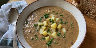Recept na čočkovou polévku na kyselo: Hustá, smetanová a hotová do hodiny