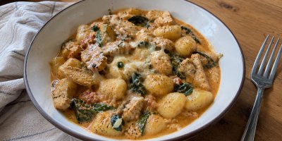 Recept na gnocchi „marry me chicken“ s kuřecím masem ve smetanovo-rajčatové omáčce. Hotové do 30 minut