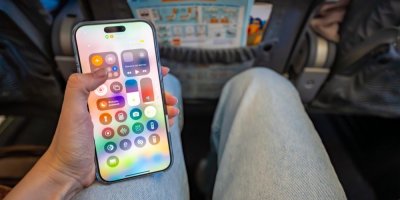 Zapnout na palubě režim letadlo má smysl i dnes. Telefon může pilotům ve sluchátkách způsobit nepříjemné bzučení