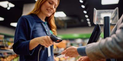 Řetězce zvyšují od července mzdy. Zaměstnanci Tesca získají i vyšší slevy na zaměstnanecké nákupy