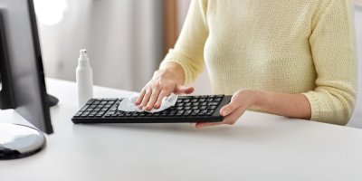 Klávesnice není jen plná drobků. Vědci na ní našli i bakterie spojované s průjmy